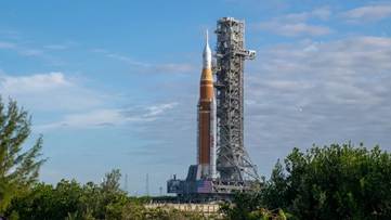 A rocket on a launch pad

AI-generated content may be incorrect.